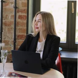 Alina - CEO & Prompt Strategy Lead